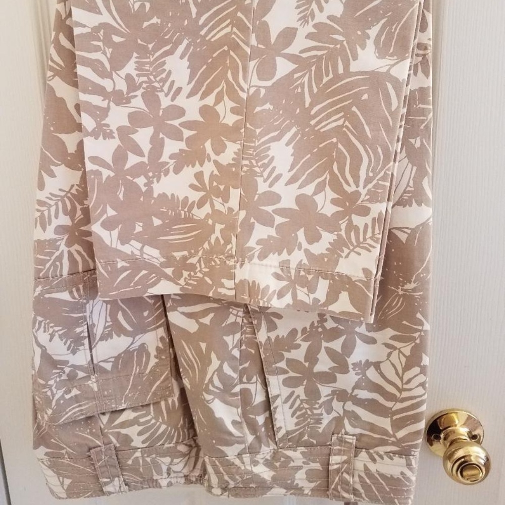 *Host Favorite* Beige and Cream Capri Pants